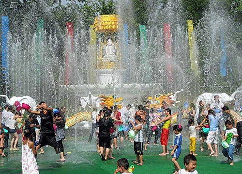 The Water-Sprinkling Festival of Dai People in Xishuangbanna is a joyous activity for visitors.