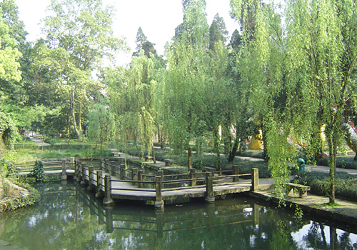 Northern Hot Springs Park of Chongqing can well boast of its numerous scenic spots and rich cultural relics.