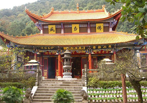 As the biggest existing temple of Kunming area with a history of more than 900 years, Huating Temple is a famous sacred place for Buddhism.
