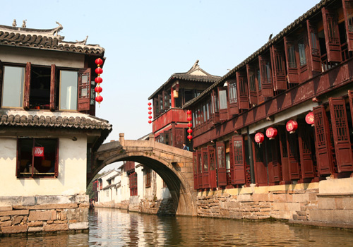 Most dwellings in Zhouzhuang are of Ming Dynasty (1368-1644) and Qing Dynasty (1644-1911).