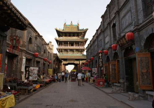As it is the axis wire of the symmetric layouts of Pingyao Old Town, the Ming-Qing Street of Shanxi can be deemed as the backbone of the town.