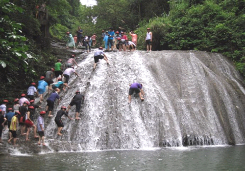 Climbing Gudong Waterfall
