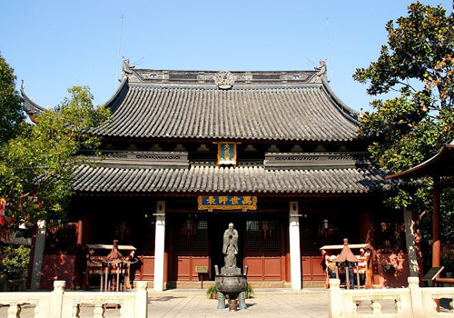 A copper statue of Confucius is in the front of Dacheng Hall.