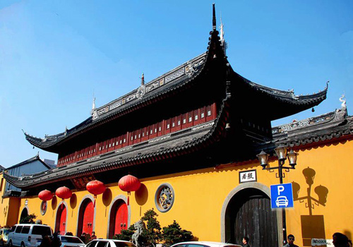 Jade Buddha Temple is located in the downtown Shanghai.
