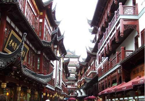 The Old Street of Shanghai can be divided into east section and west section.